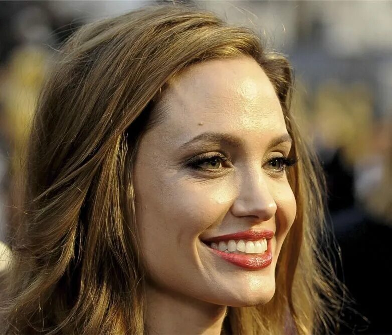Более лоб. Анджелина Джоли профиль. Анджелина Джоли лицо. Анджелина Джоли лоб. Нос Джоли.
