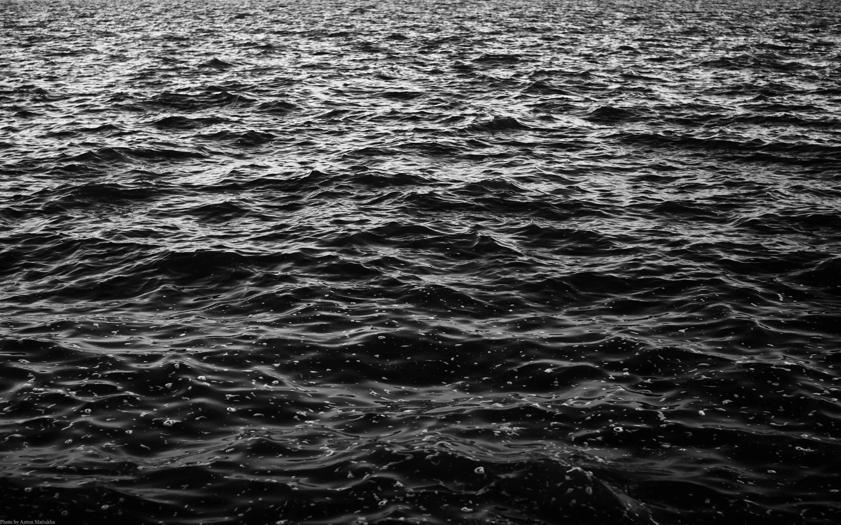 Черная вода далеко. Черная вода. Море черного цвета. Темные воды. Черно белые волны.