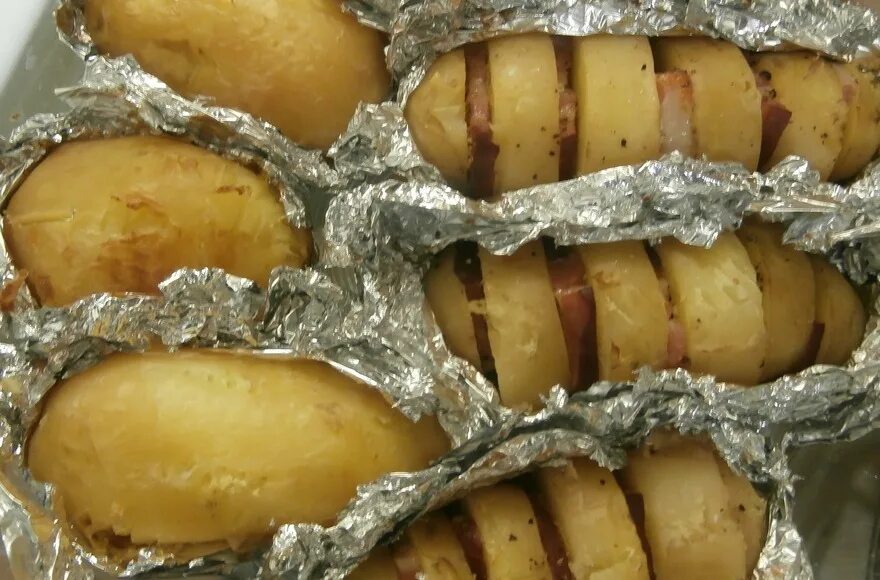 Картошка в фольге сколько готовить. Картошка в фольге в аэрогриле. Картошка с беконом в фольге. Запекаем картошку фольга с беконом. Печеный картофель в аэрогриле в фольге.