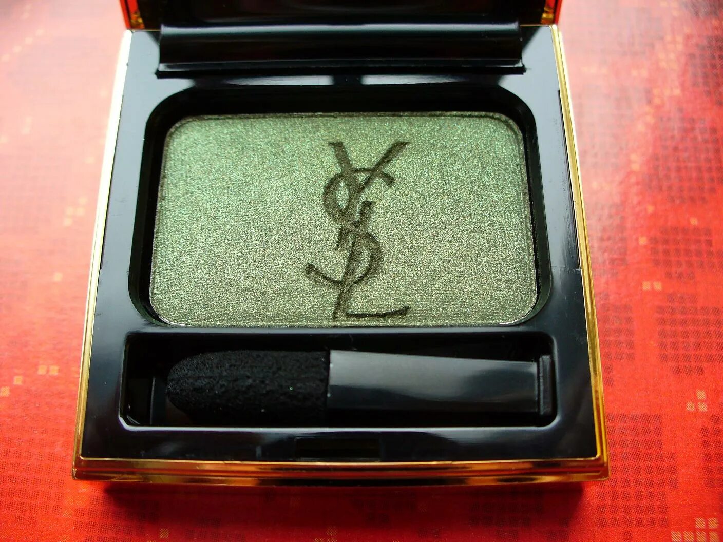 Моно тени. Тени ив сен лоран mono. моно тени сатин ysl crosh 06. ysl моно тени для век satin crush 22. тени ив сен лоран соло #8.