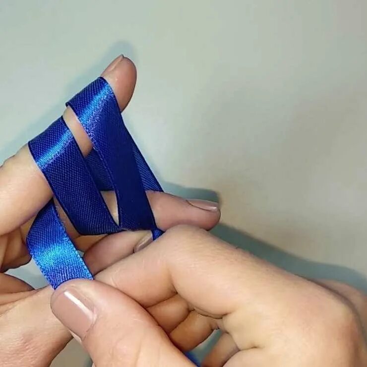Бантики из ленты с завязками. Маленькие красивые бантики. Бант на пальцах из ленты. Как завязать бант на пальцах. Аккуратный бантик из атласной ленты.