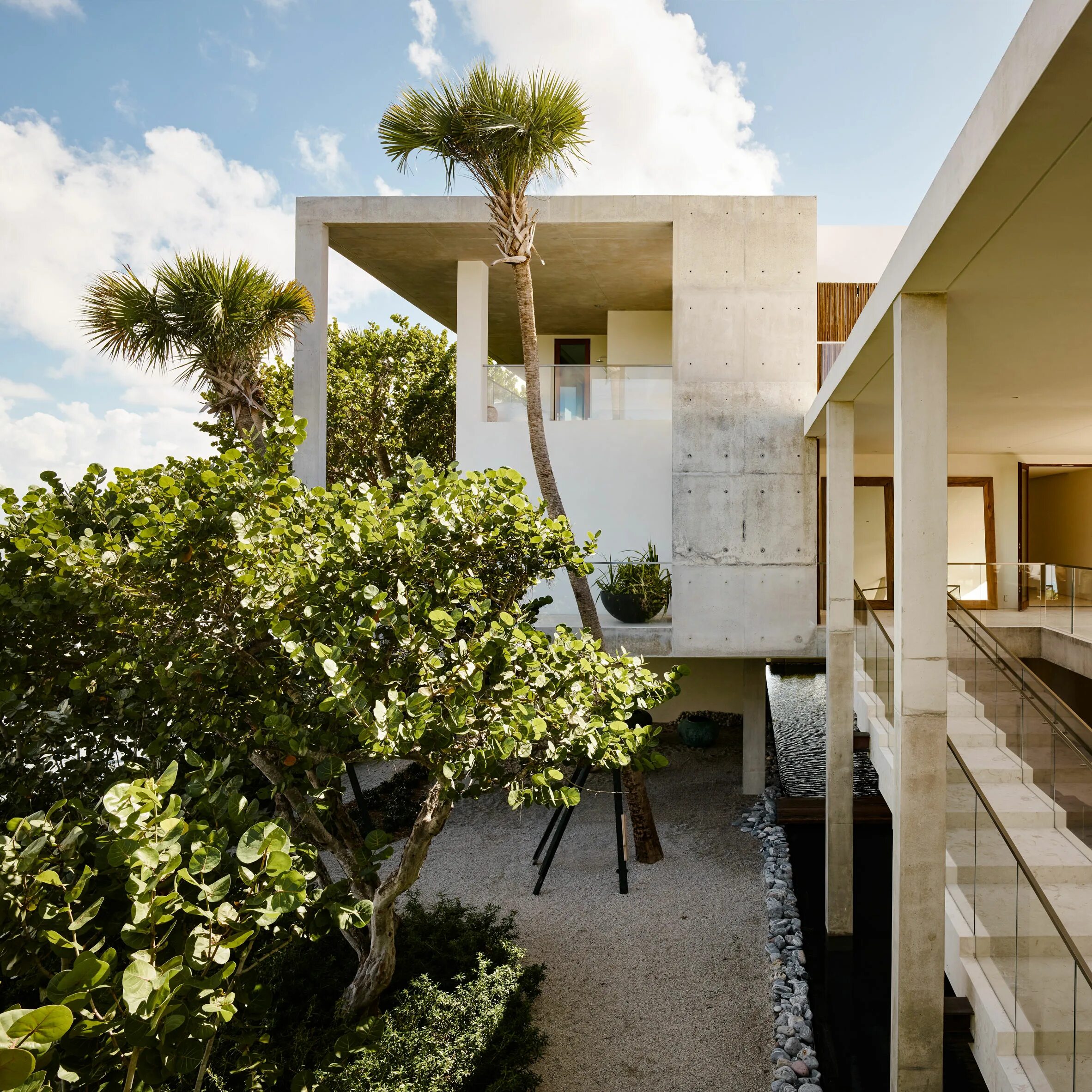 First architecture. Архитектура Майами. Вилла в Америке. Майами архитектура дерево виллы. Samuel Landes House.