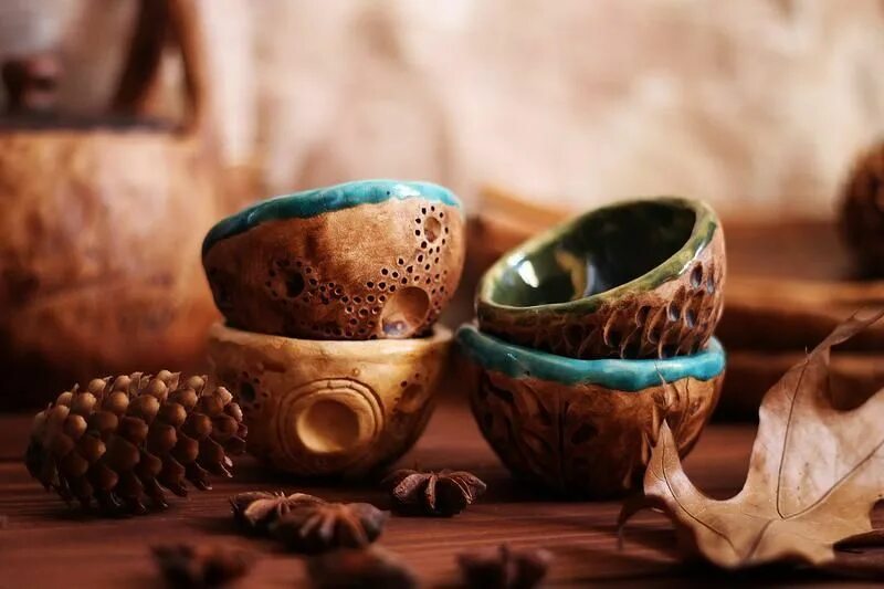 Молочение глиняной посуды. Молочение глины. молочение керамики. молочение чашки.