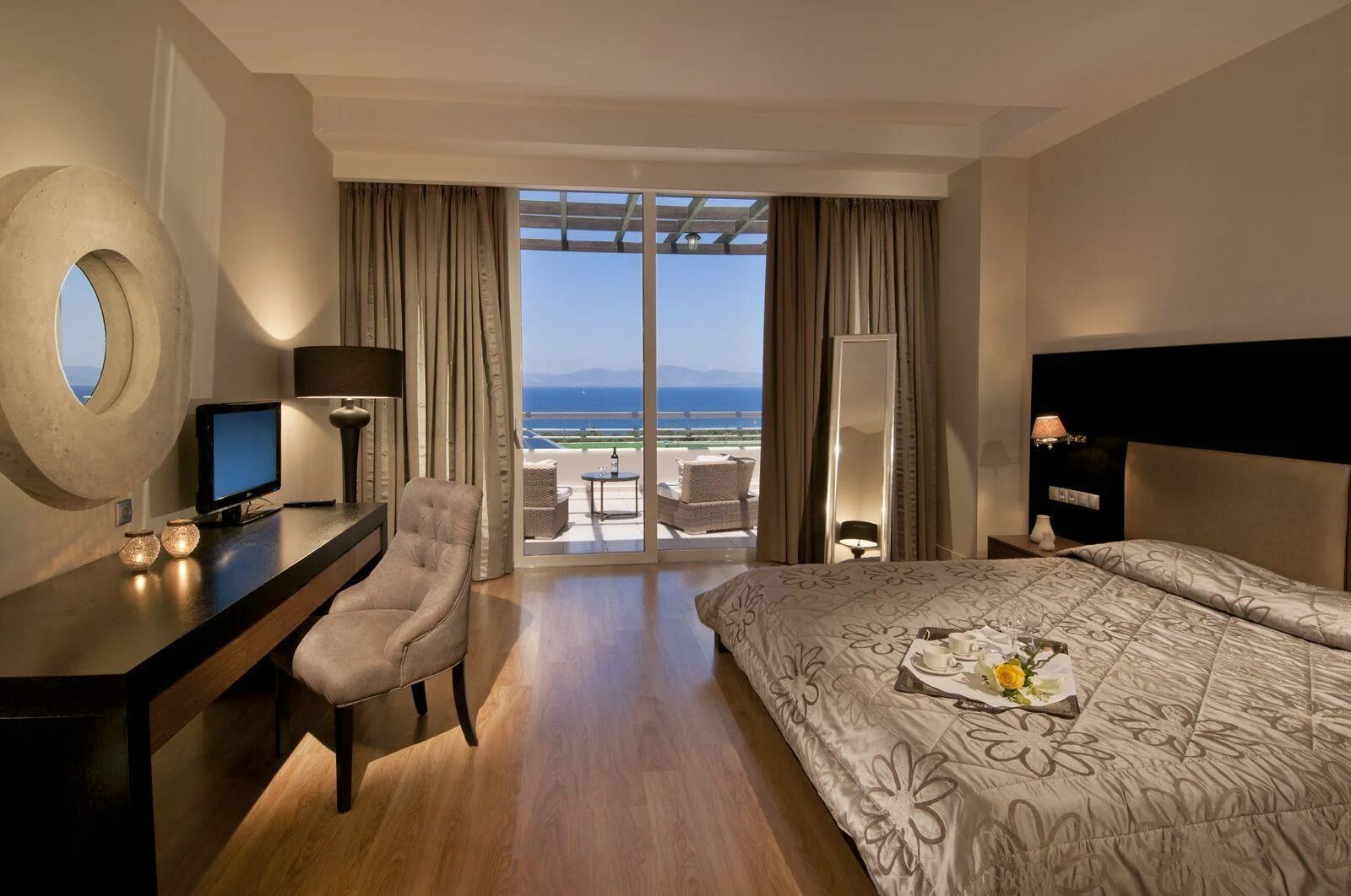 Panorama suites. Самые популярные отели на санторини. Санторини панорама фото. Serenity alfa resort рояль. Санторини панорама.