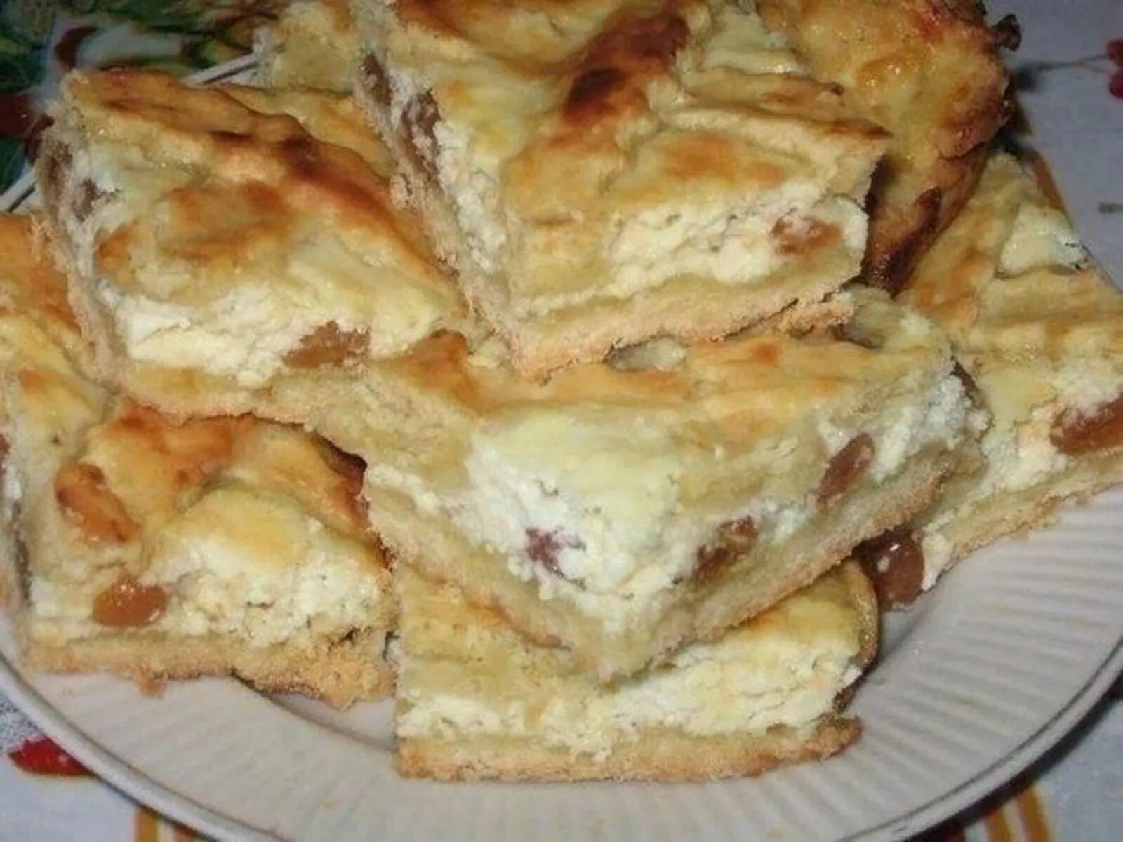 Тесто с творогом и изюмом. Пирог с творогом и изюмом. Пирог с творогом и изюмом в духовке. Пирог из творога с изюмом. Творожный пирог с изюмом в духовке.