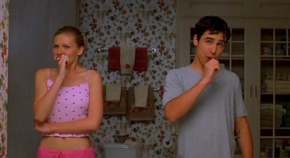 Тренер тренажерного зала. It doesn't fit. Планка альпинист. It doesn't fit. Девушка с гантелей.