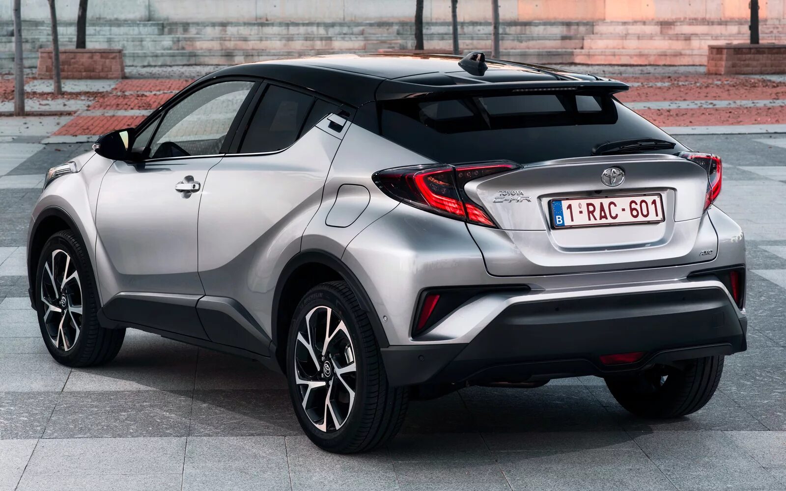 Toyota chr 1. тойота chr 2022. Ch r тойота. Toyota c-hr hybrid, 2019. кроссовер тойота chr 2019.