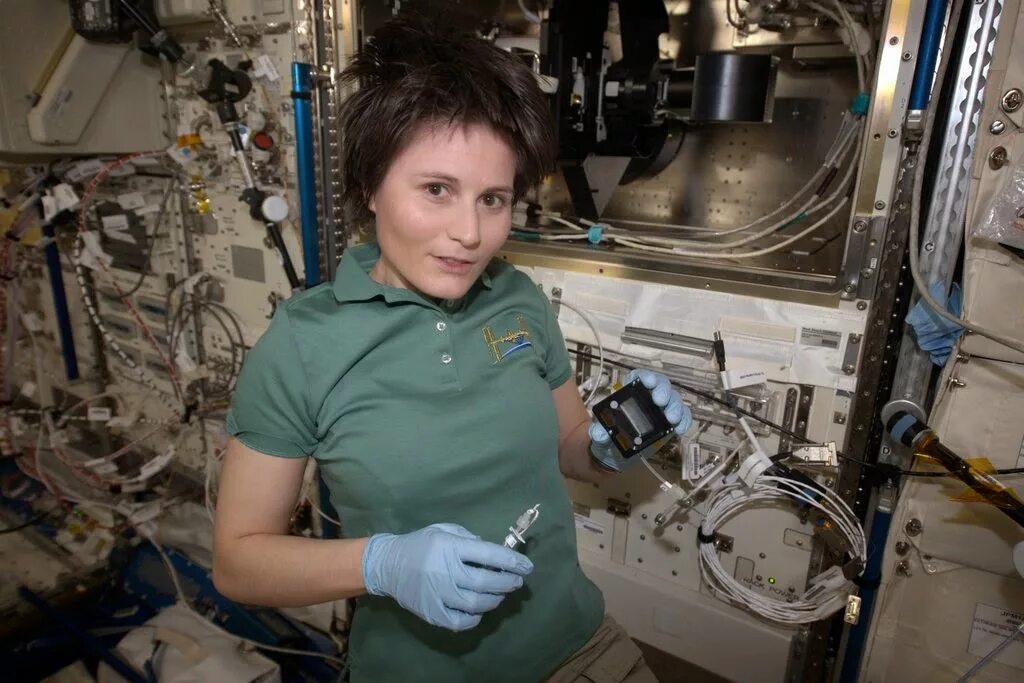 Занимаются ли космонавты. Саманта Кристофоретти. Саманта Кристофоретти в космосе. Саманта Кристофоретти в молодости.