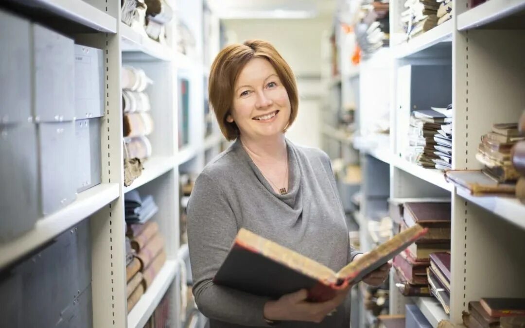 Архивное хранение документов. Архивариус вакансии. Комплектовщик на склад. Архивариус профессия. Вакансия в архиве в москве.