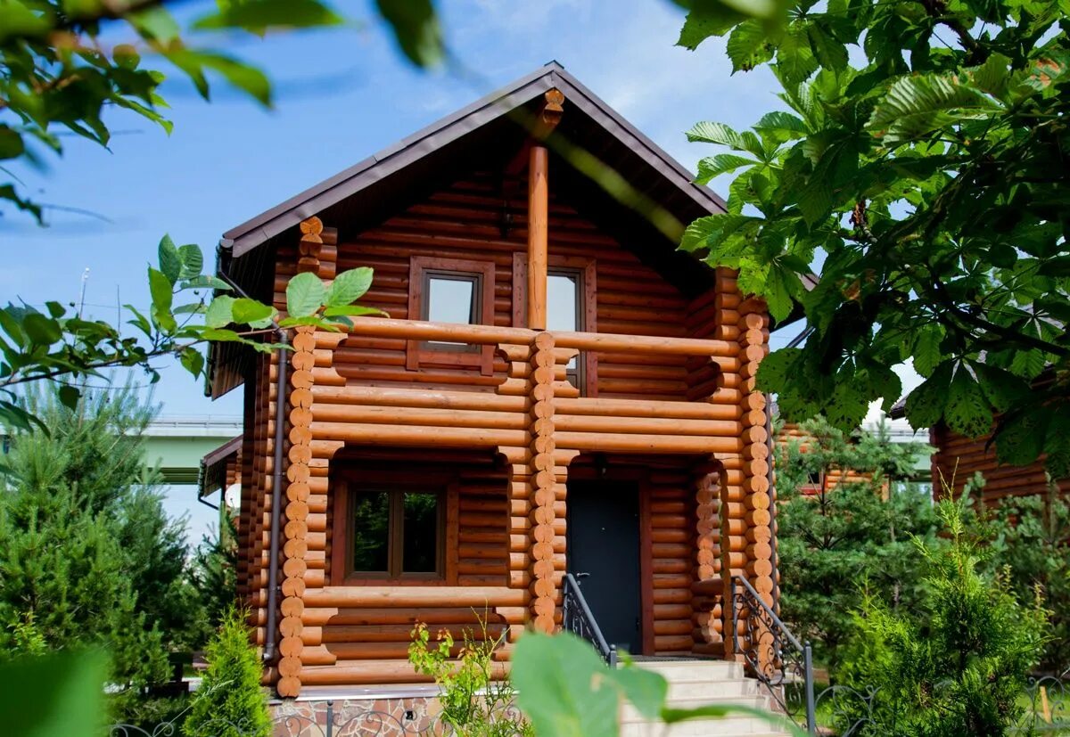 дом с белыми столбами. дом белые столбы. дом белые столбы. инфраструктура в загородных клубах. белые столбы дом отдыха.