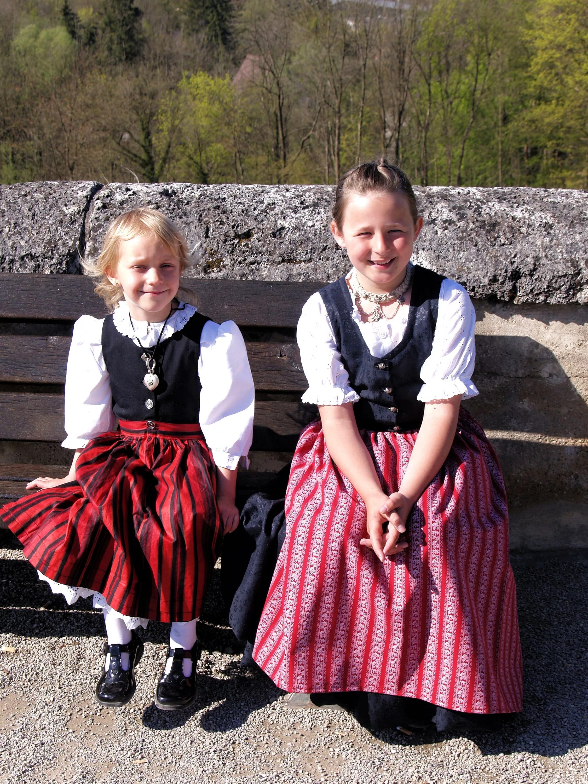 Немецкие дети в россии. Костюм немецкой девочки. Детский немецкий костюм. Баварский костюм для девочки. Немецкий национальный костюм для девочки.