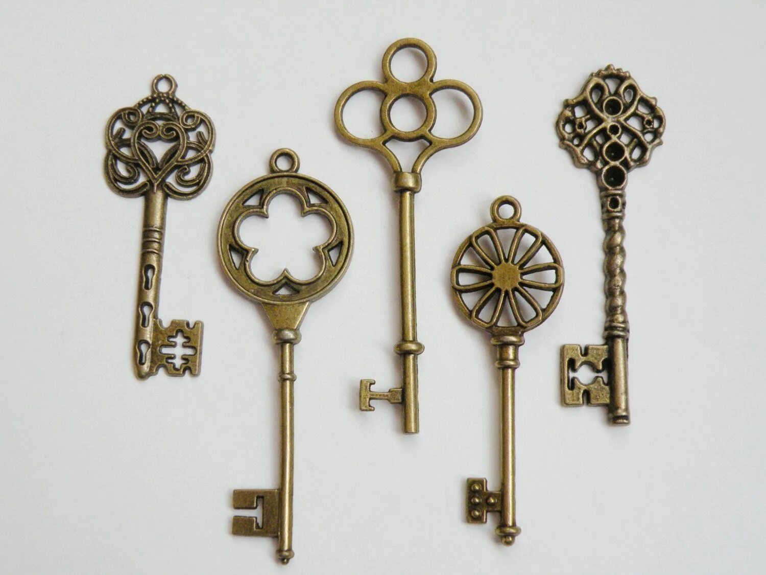 Красивые ключи. Старинный ключ. Красивый ключик. Красивый старинный ключ.