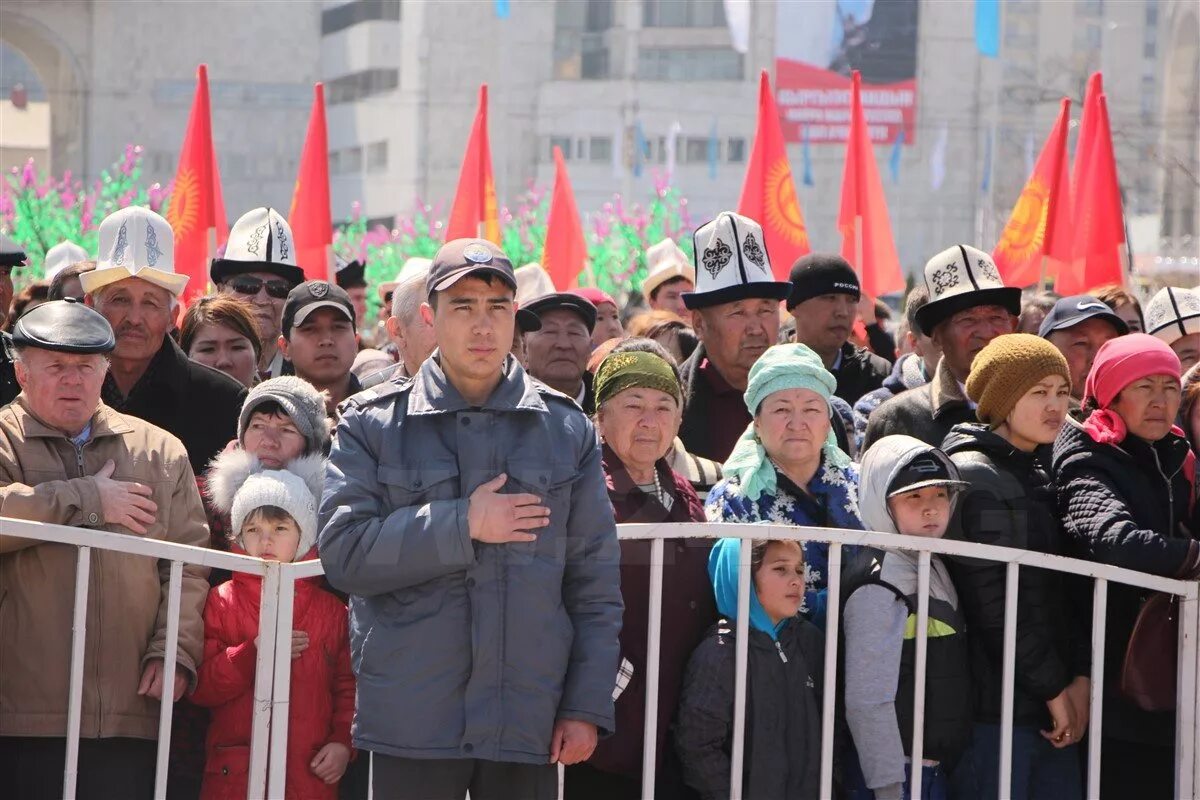 Киргизии 2010. Дынная революция в кыргызстане. революция 2010 в киргизии бакиев. 7-апрель элдик революция. день народной апрельской революции в кыргызстане.