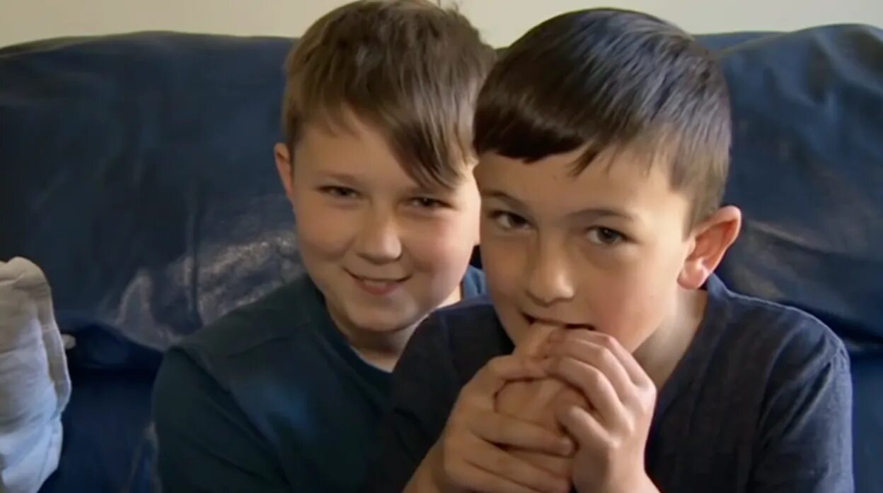 Kids gays boy. Мальчик gaykid поцелуй. Геей детский. Любовь двух мальчиков. Любовь мальчишек.