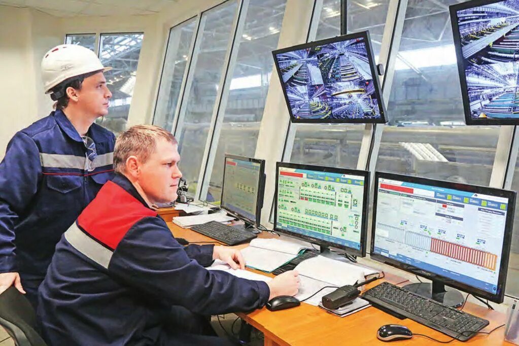 Александр евгеньевич моторин металлург. Оператор поста управления стана холодной прокатки. Оператор поста управления горячей прокатки. Оператор поста управления горячей прокатки. Оператор нлмк стан 2000.