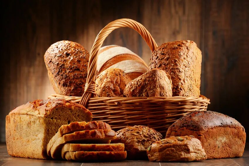 World bread. Хлеб выпечка на деревянной поверхности. world bread day. хлеб корова в корзинке. bread products high resolution.
