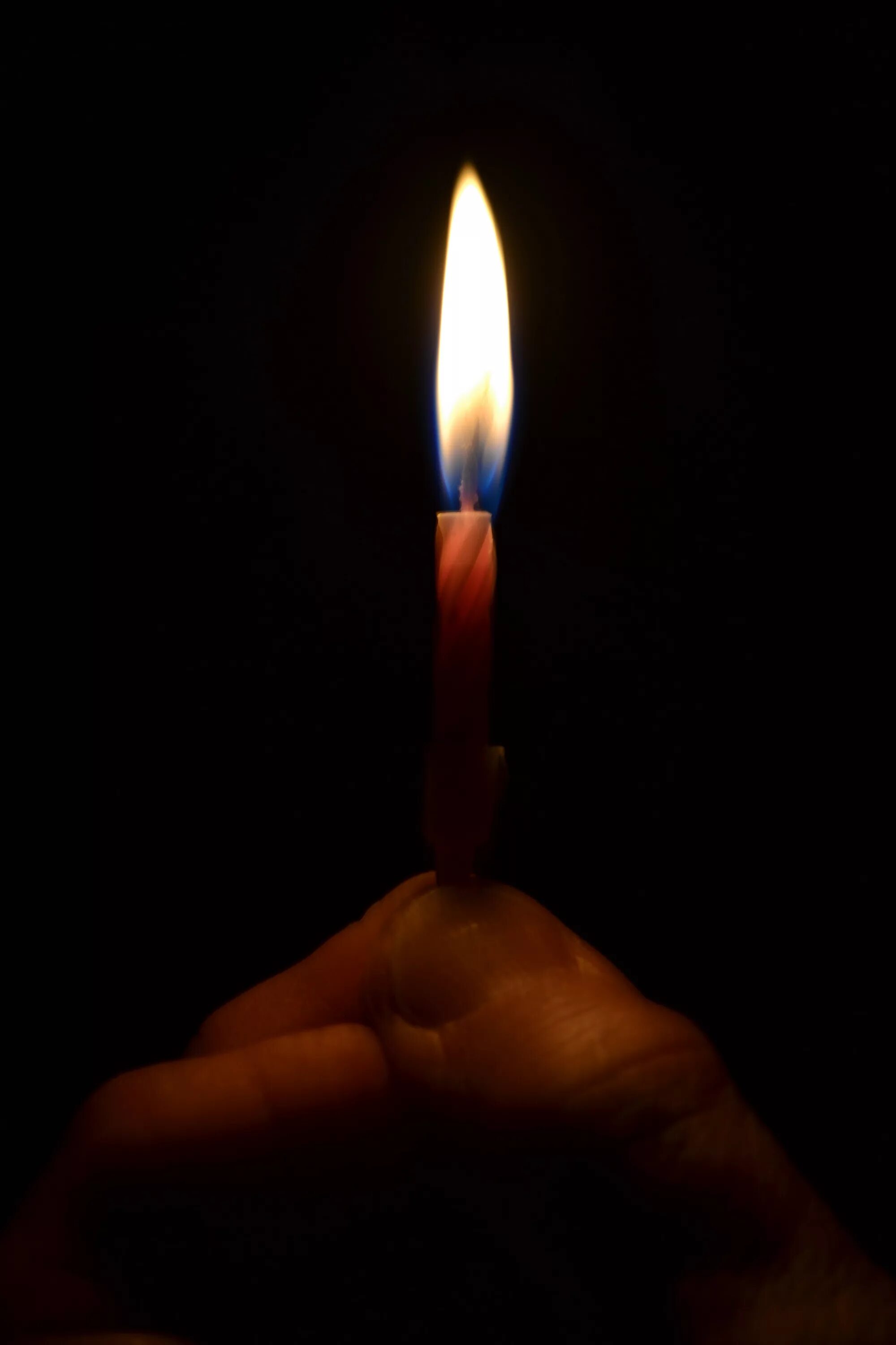 Свеча горит в руке. Зажженная свеча. Зажженная свеча в руках. Церковная свеча в руке. Свеча памяти.