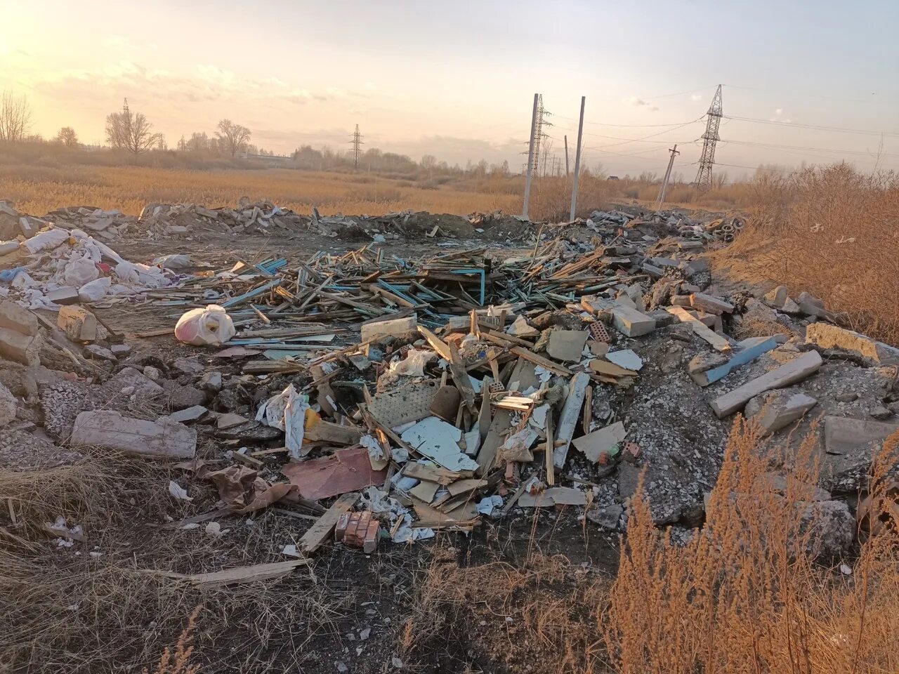 Несанкционированная свалка в городе. Свалка. несанкционированные свалки. полигон отходов.