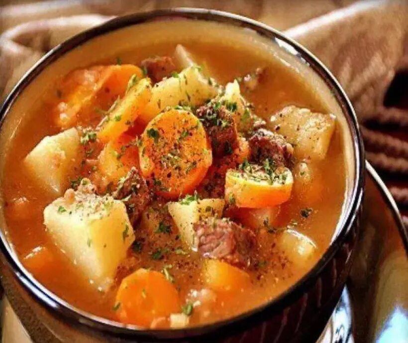 как приготовить говядину с картошкой в горшочках. как приготовить говядину с картошкой в горшочках. жаркое в горшочках с говядиной. жаркое в большом горшке. как приготовить говядину с картошкой в горшочках.