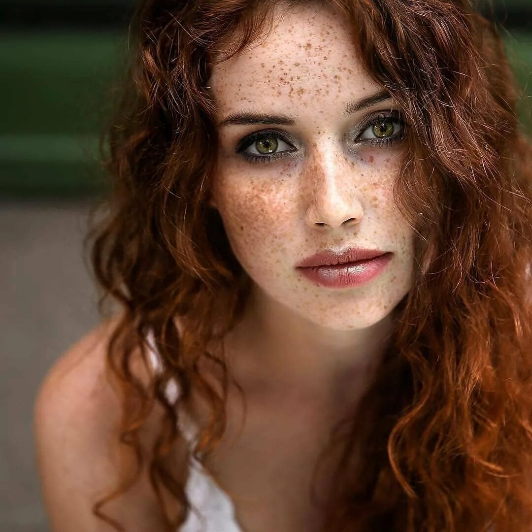 Рыжеволосые с зелеными глазами. Веснушки зеленые глаза. Бриджит саттерли макияж. Веснушки зеленые глаза. Зелёные глаза у девушек.