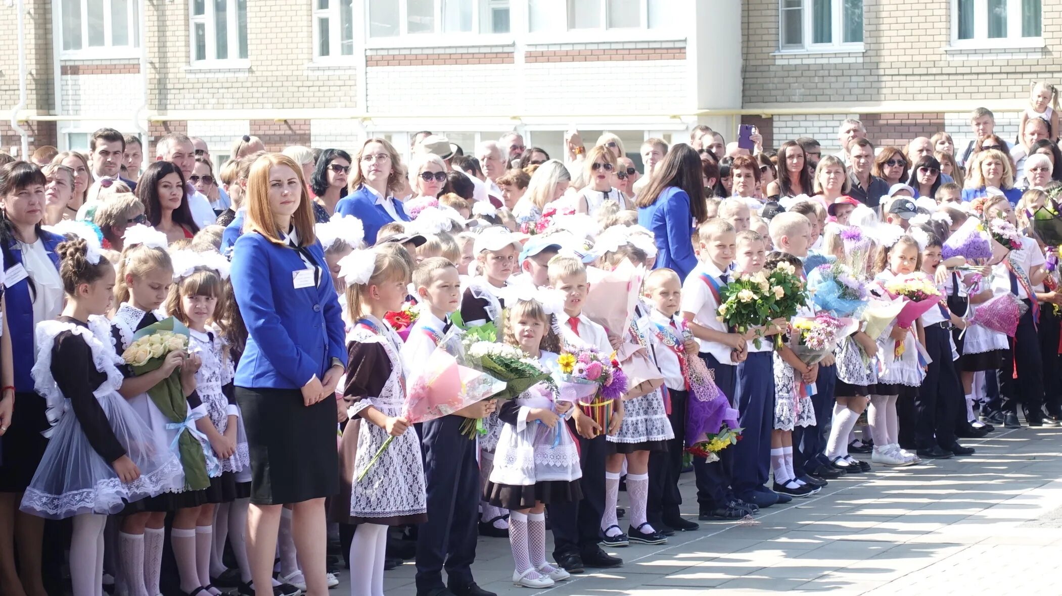 147 Школа Уфа в Нагаево. Линейка в школе. Школьники на линейке. Школьная линейка 1 сентября. Школа 10 линейка