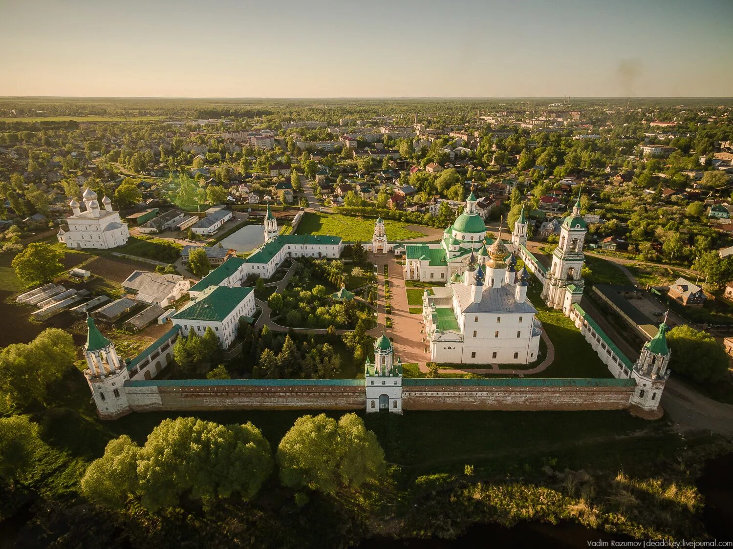 Сайты ростов ярославский. Ярославская область Спасо-Яковлевский монастырь. Спасо Ярославский монастырь в Ростове Великом. Переславль Залесский Спасо Яковлевский монастырь. Спасо-Яковлевский монастырь сверху.