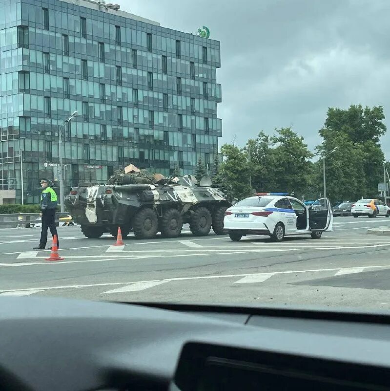 Что сейчас происходит в москве 2023. Что сейчас происходит в москве 2023. Провал грунта на краснопресненской. Что сейчас происходит в москве 2023. Обрушение грунта в москве.