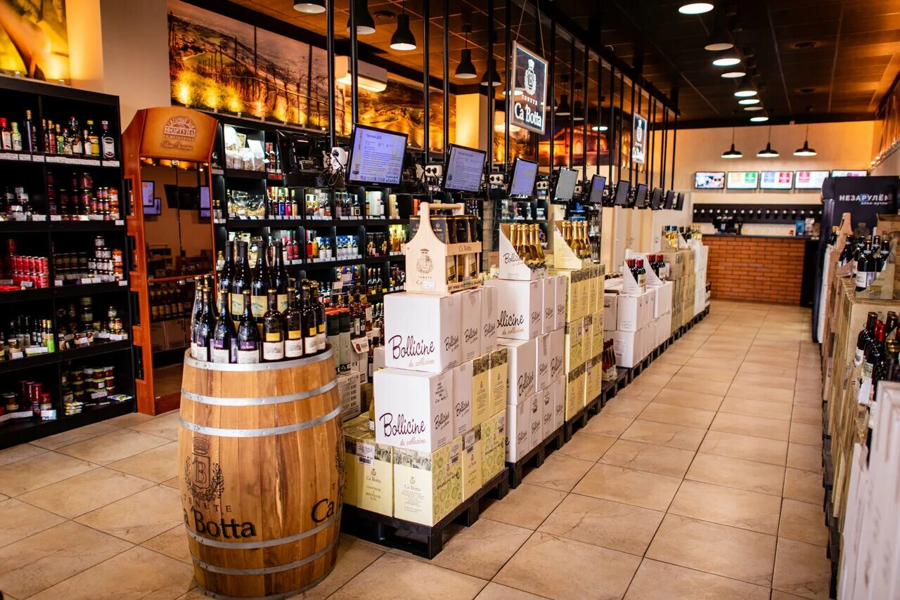 пробковый сбор в ресторане что это. алкогольный бутик. импортный алкоголь в китае. прилавок с алкоголем. спиртное ресторане шафран.