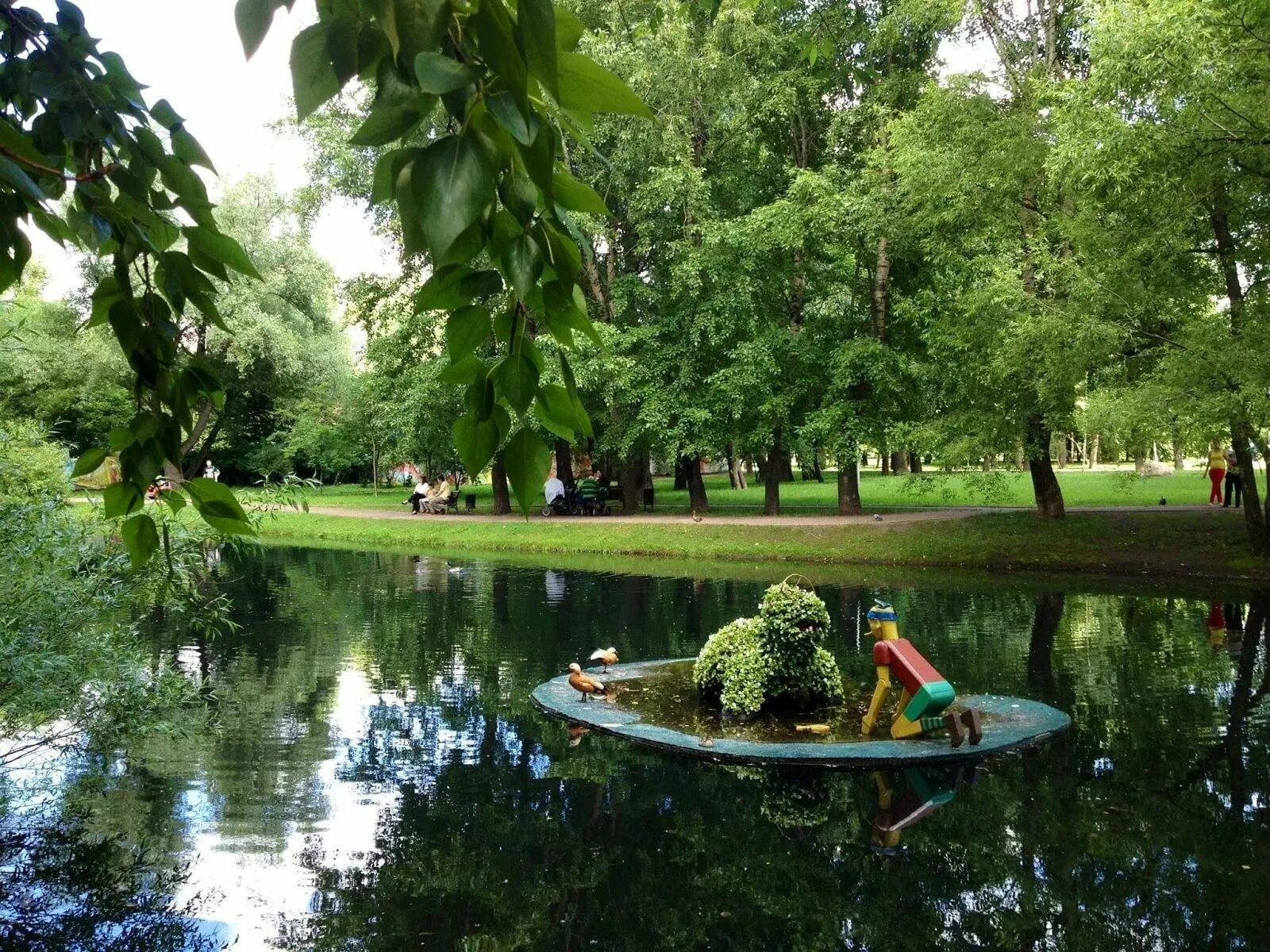 Патриаршие пруды мгу. Большой ангарский пруд в парке ангарские пруды. Парк чистые пруды москва. Парк борисовские пруды москва. Парк борисово москва.