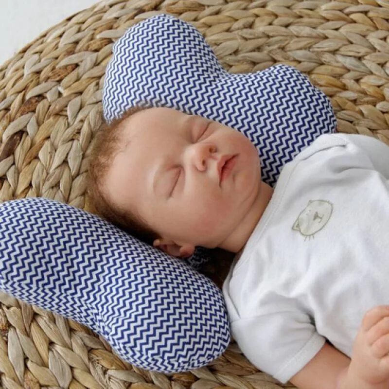Какую подушку ребенку 3. Подушка для новорожденного. Детские ортопедические подушки для новорожденных. Подушечка для новорожденного. Ортопедическая подушка для Ново.