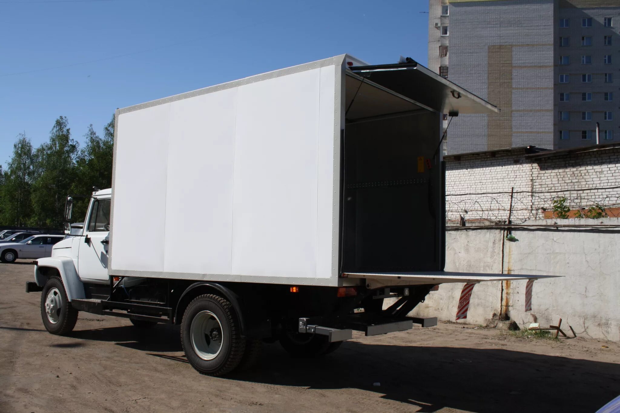 Газ 3307 нижний новгород. Газ 3307 гидроборт. газ 3307 с гидробортом. hyundai hd 78 с гидробортом. гидроборт на газ 3309.
