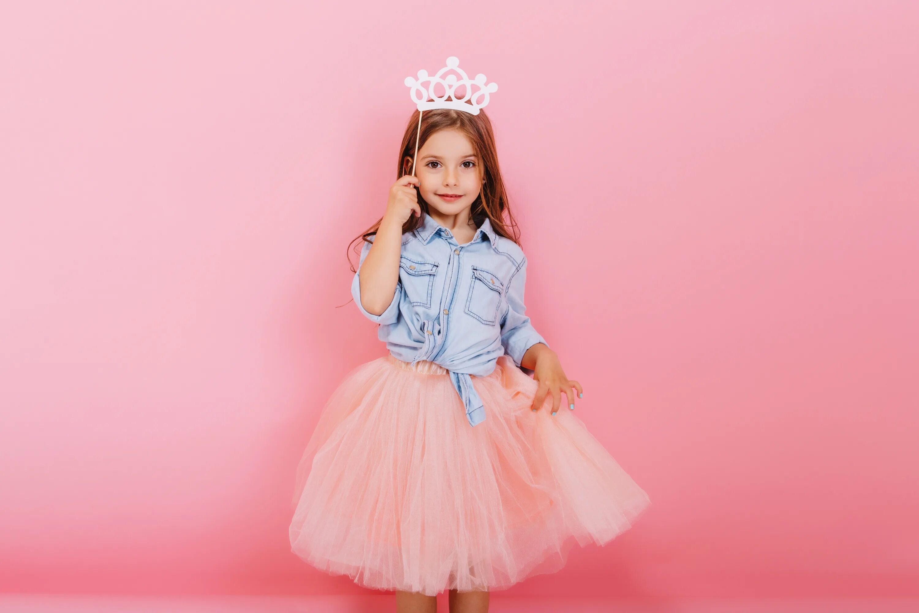 Lil long. Маленькая принцесса в платье. Модная одежда для девочек. Дети на розовом фоне. Фото девочки на розовом фоне.