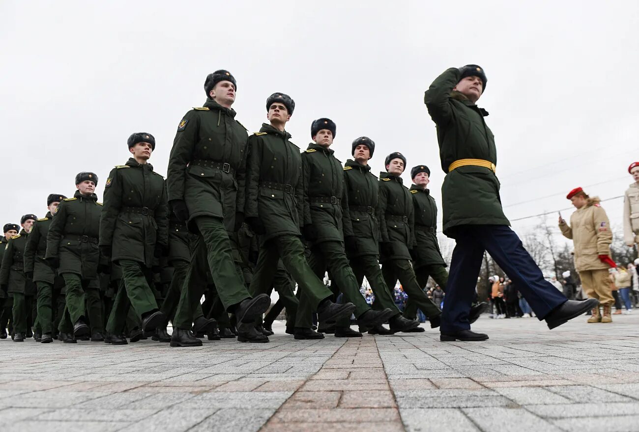 23 Февраля парад. Защитники Отечества. С 23 февраля военному. С днем защитника Отечества воин. Защитники отечества тверь