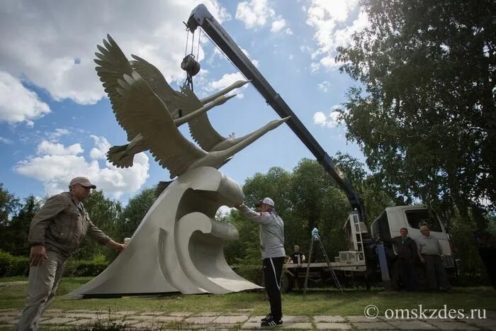 Скульптура лебединая верность. Скульптура лебеди где находится. Колпино парк лебедь. Колпица колпино символ. Скульптура лебеди где находится.