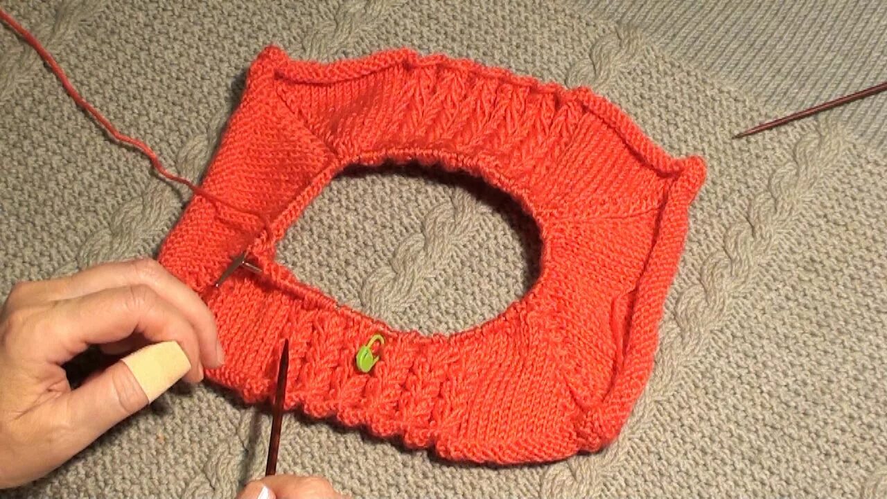 Реглан сверху регланная линия. Реглан видео для начинающих. Реглан видео для начинающих. Красивая линия реглана снизу вверх спицами. Линия реглана снизу узоры для линии реглана.