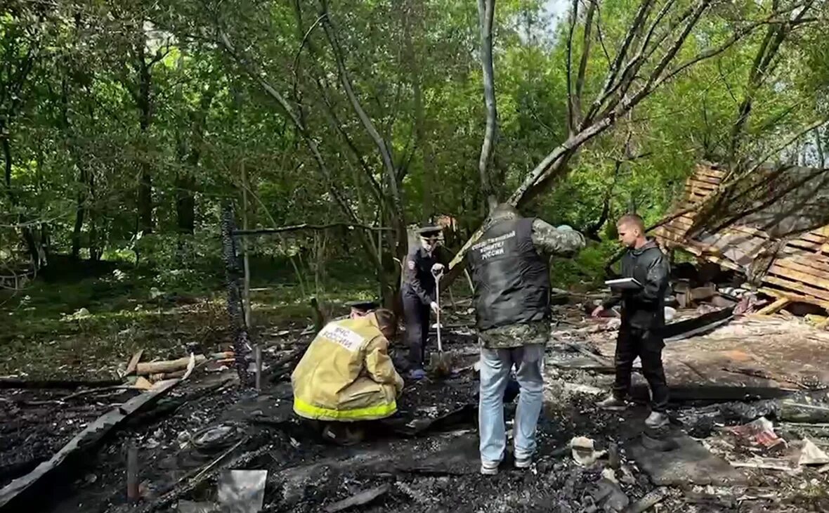 Ребенка сожгли в сарае. Мальчика закрыли в сарае и подожгли. Сгоревший сарай. Сгоревший сарай. Мальчика закрыли в сарае и подожгли.