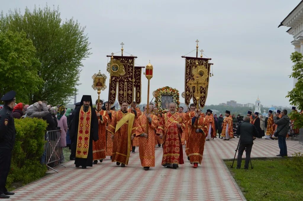 Сайт монастыря неупиваемая чаша. Серпухов храм Неупиваемая чаша. Серпухов крестный ход с иконой Неупиваемая чаша. Монастырь в Серпухове с иконой Неупиваемая чаша. Серпухов крестный ход Неупиваемая чаша 2023г.