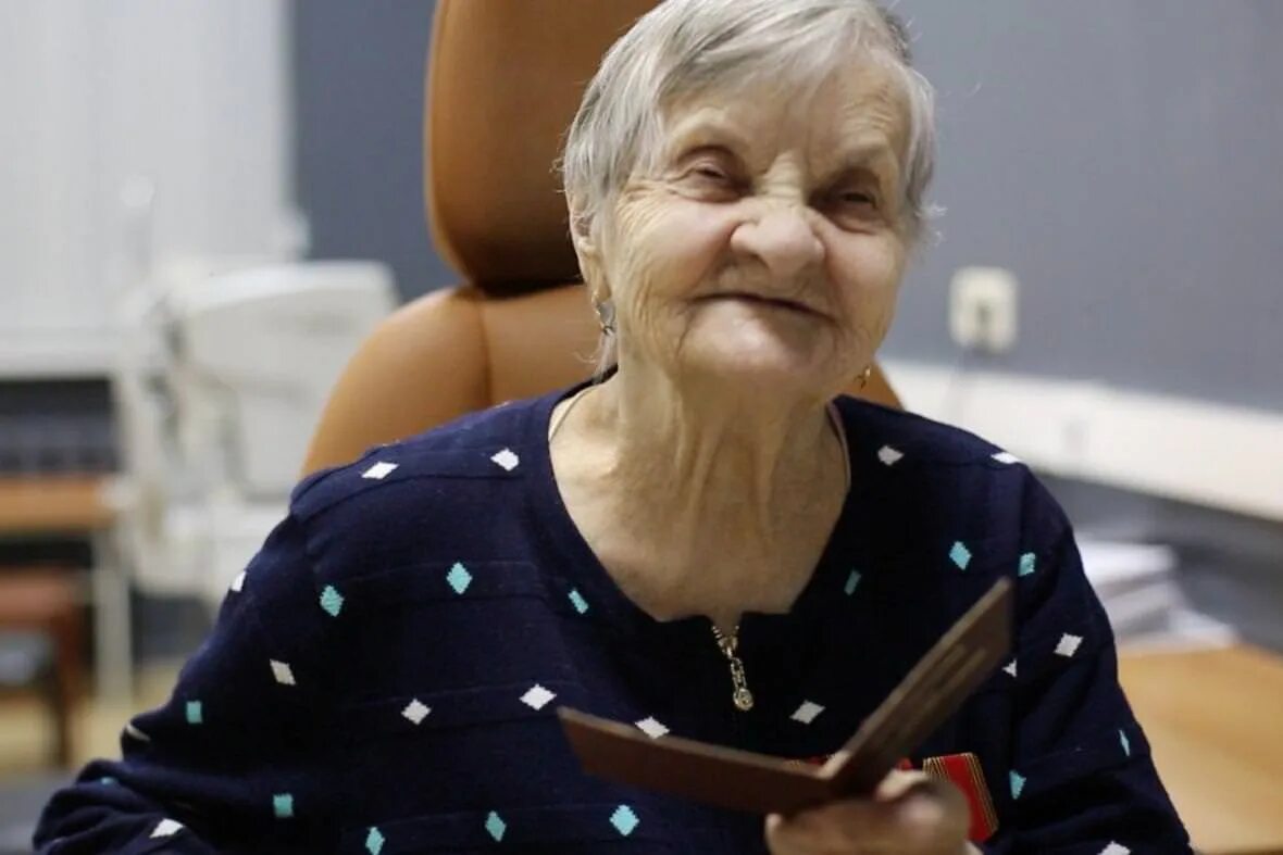 С юбилеем 90 лет. Старая старуха 90 лет. Бабуся 90 лет. Бабушка 90 лет. Женщина 90 лет.