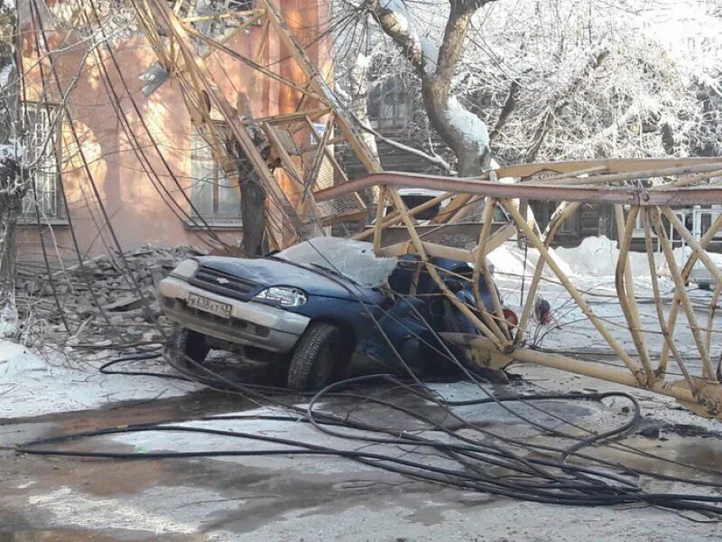 Автокран прикол. Кран упал на машину. Упал кран като kr 10 в новосибирске. В ульяновске упал кран. Как падает автокран смешное фото.