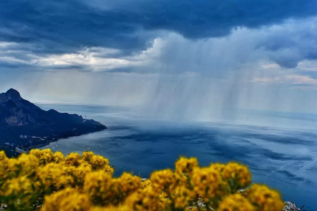 Море весной. Ливень над морем. Дождь в Крыму. Крым горы дождь. Погода в крыму в июле
