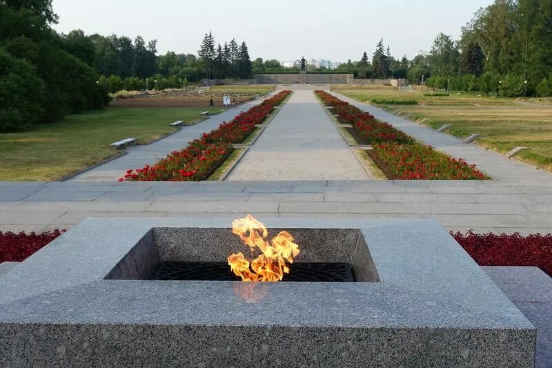 Пискаревское кладбище похоронено. Мемориал на Пискаревском кладбище. Пискарёвское мемориальное кладбище Братские могилы. Пискаревское кладбище Братские могилы. Пискаревское кладбище Братские могилы 1941.