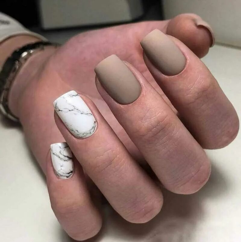 мраморный маникюр на короткие ногти. белый маникюр. мрамор на ногтях. мраморные ногти. нюдовый маникюр с мрамором квадрат.