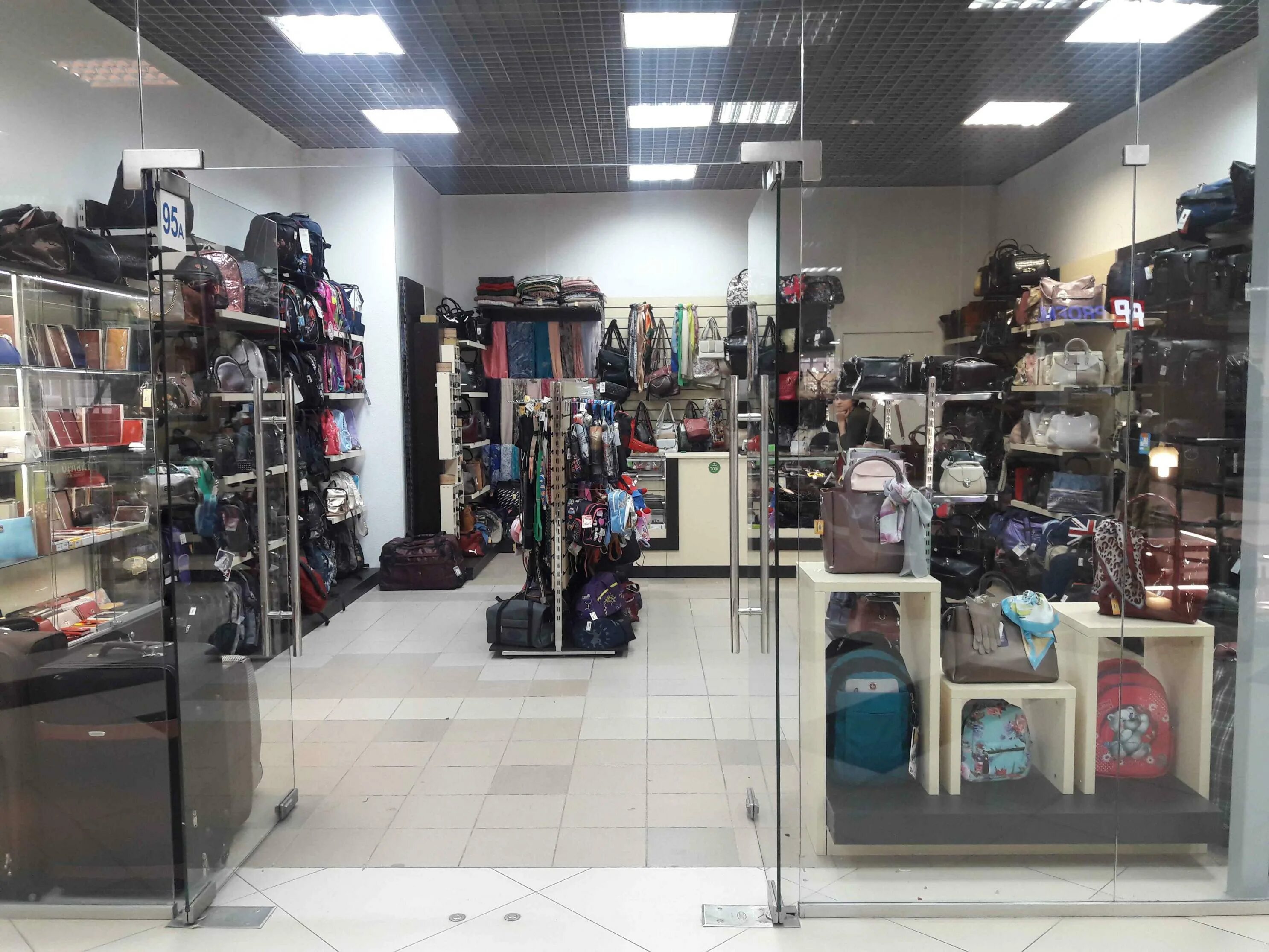 Магазины тц кит одежда. Красный кит магазин электроники. Тц кит одежда. Бутик эксклюзив дирижабль. Магазины одежды в тц красный кит.