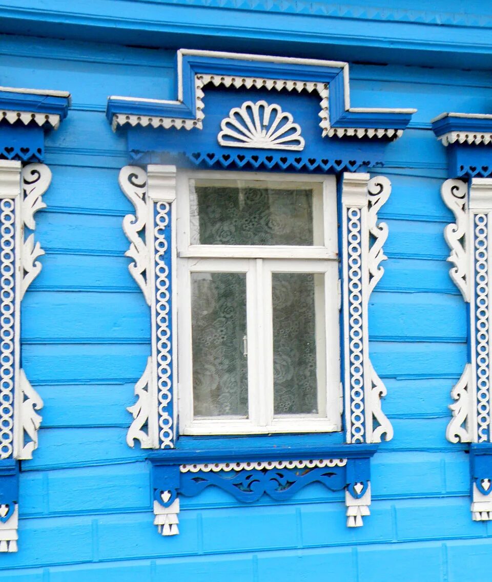 Красивые наличники на окна. Наличники на окна в деревянном доме. Резные наличники на окна в деревянном доме. Деревенские наличники. Наличники в деревянном доме снаружи.