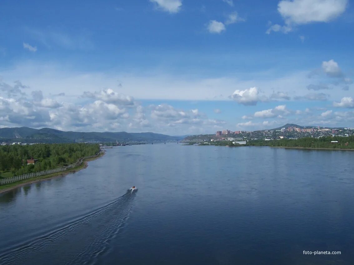 Речка в красноярске. Река Енисей Красноярск. Город Красноярск река Енисей. Красноярск 1800 река Енисей берег. Река Енисей Красноярский край лето.