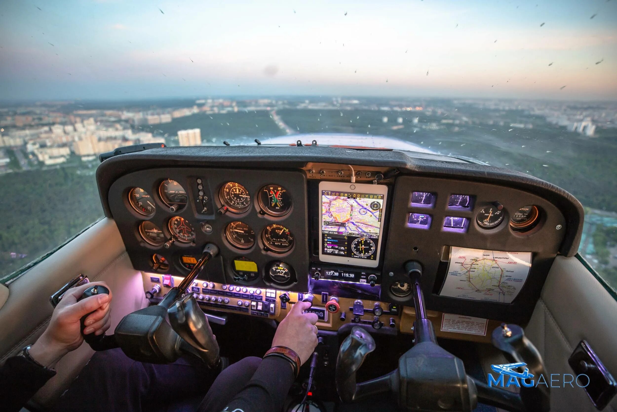 Cessna 172 штурвал полет. Cessna 172 кабина пилота. Cessna 172 кабина. Кабина пилотов самолета Cessna 172. Полет на самолете за штурвалом