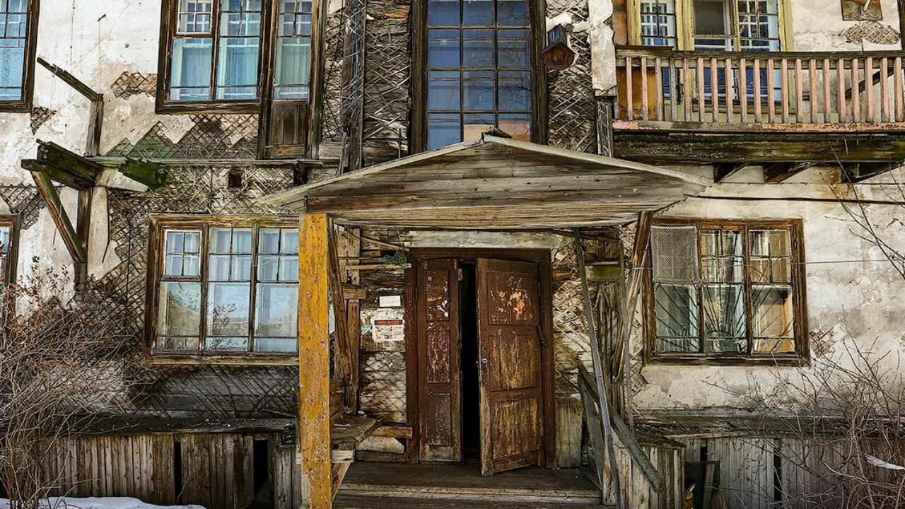 Ветхое жилье прописаны. Барак расселение ветхое жилье калуга. архангельск расселение аварийного жилья. ветхое жилье расселение иркутск. ветхое жилье архангельск.
