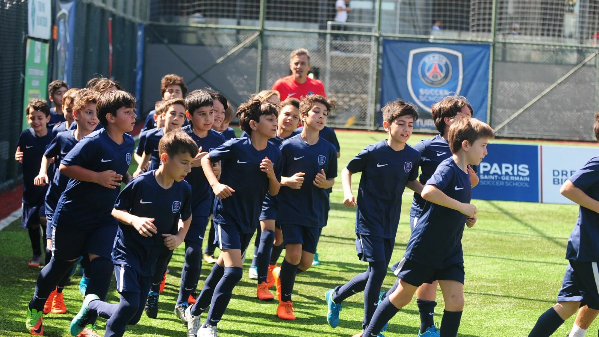 Просмотр в футбольную академию. PSG Москва футбольная Академия. Пари сен-Жермен Академия Москва. ПСЖ Академия футбола в Москве. Детская Академия ПСЖ В Москве.