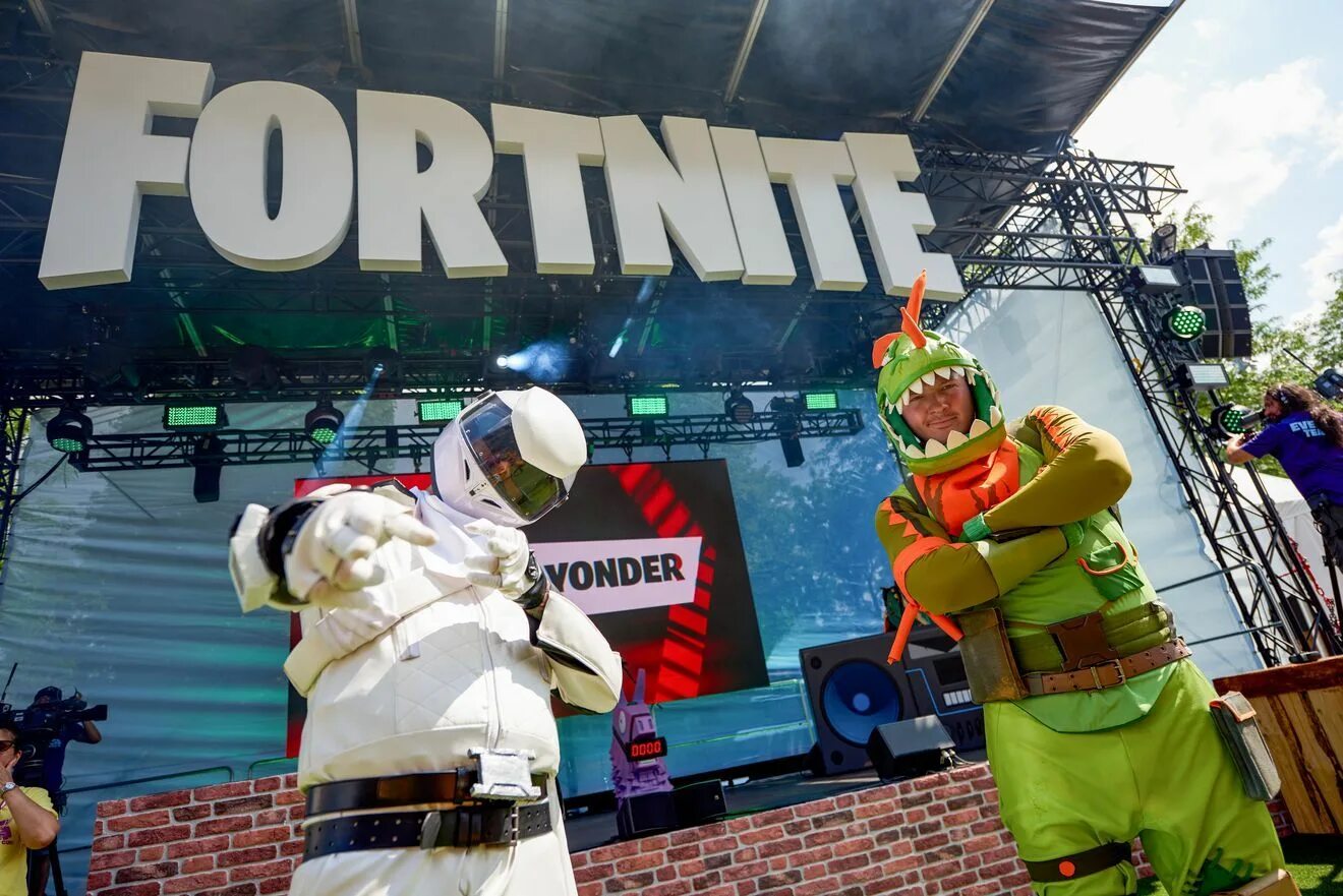 ФОРТНАЙТ World Cup. World Cup Fortnite сцена. Кубок World Cup Fortnite.