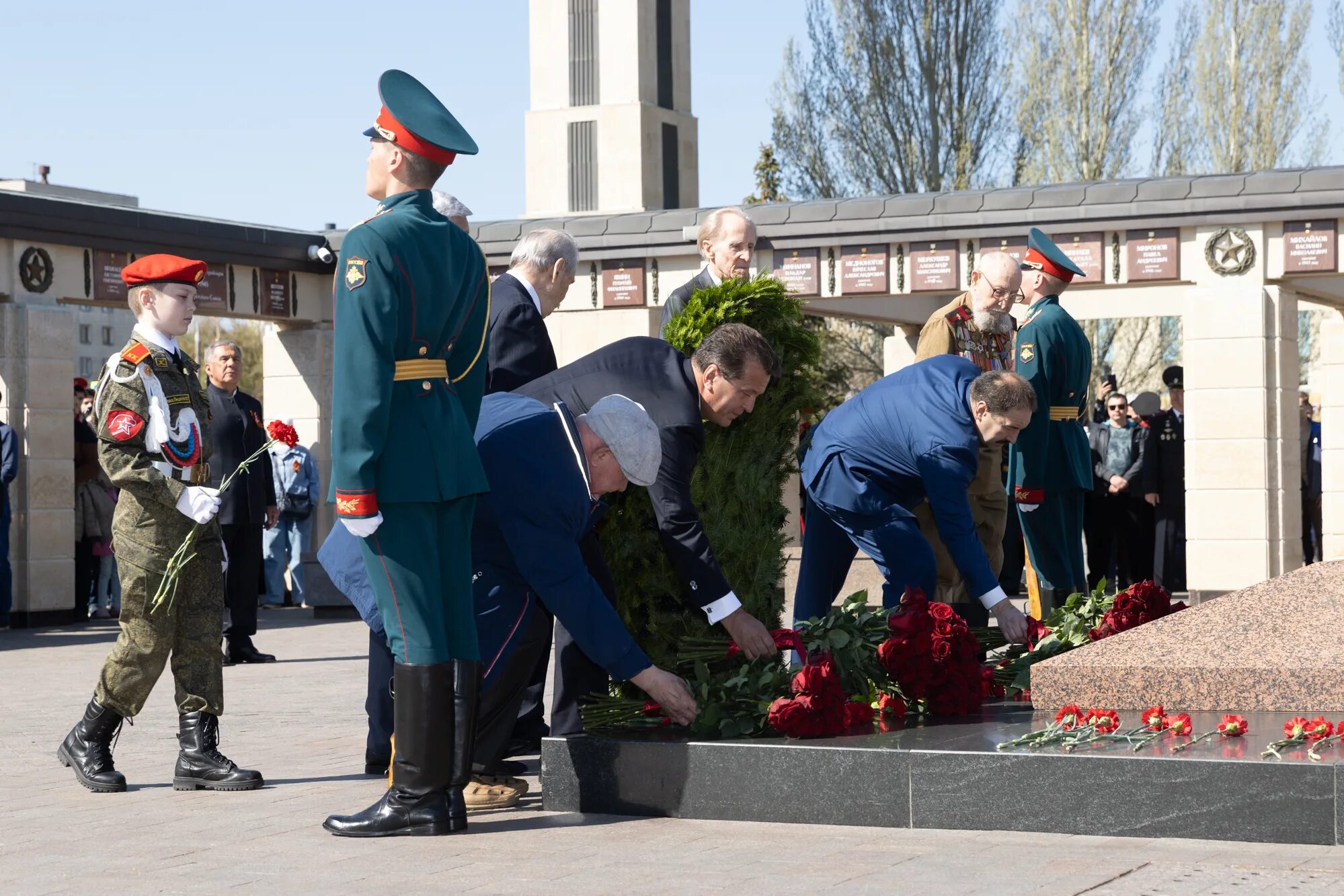 Празднование дня победы в городе. Вечный огонь парк Победы Казань. Возложение цветов парк Победы Казань. Возложение венков парк Победы Казань 2023. Парк Победы Казань 2022.